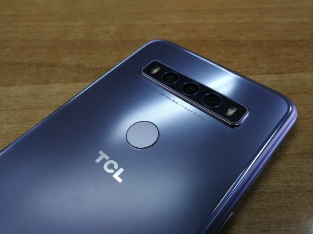 unboxing-hands-on-tcl-10-se