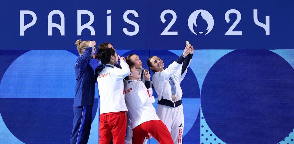 -2024-galaxy-z-flip6-olympic-edition-selfie-