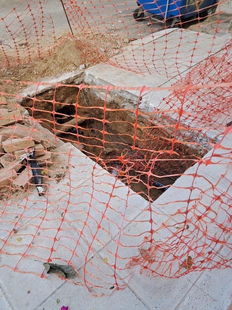 Νέα-Σμύρνη:-“Ο-εργολάβος-της-cosmote-άφησε-την-τρύπα-ανοιχτή-και-μου-έκλεισε-την-πρόσβαση-στο-πάρκινγκ”