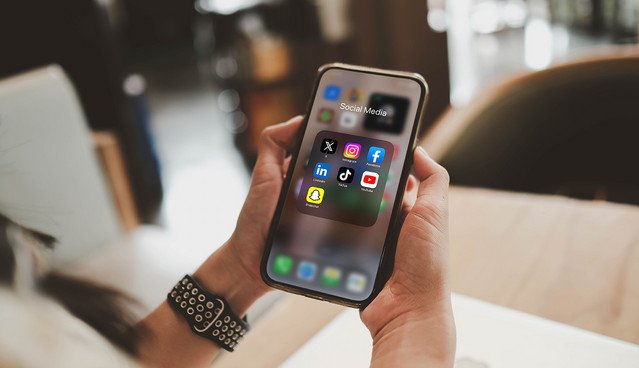 «Κόφτη»-στα-social-media-για-κάτω-των-15-ετών;-–-Οριζόντια-απαγόρευση-εξετάζει-η-κυβέρνηση