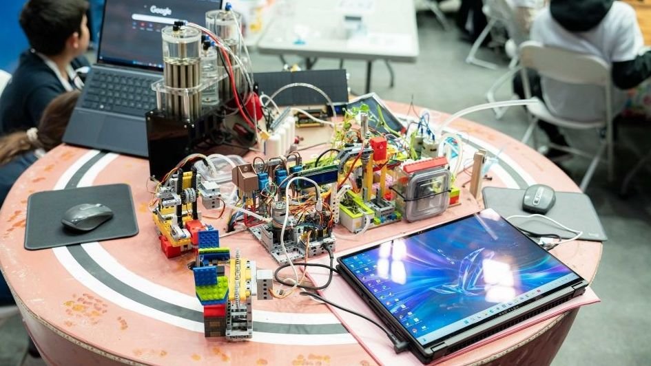 Ρομποτικές-λύσεις-ΤΝ-παρουσίασαν-οι-μαθητές-στον-Διαγωνισμo-stem-2025-με-συνεργάτη-την-cosmote