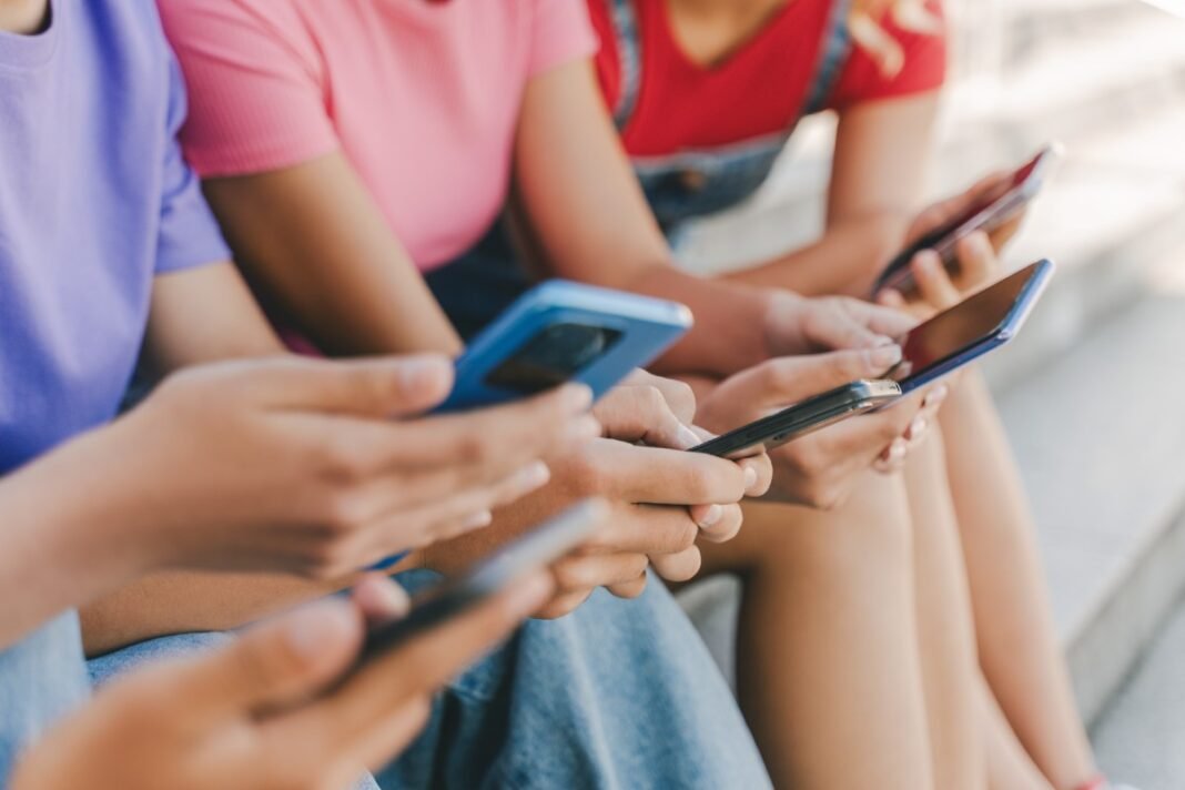 Νέα-Ζηλανδία:-«Φρένο»-στη-χρήση-των-social-media-από-εφήβους