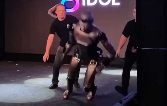 Τεράστιο-φιάσκο-σε-παρουσίαση-ρομπότ-–-Έπεσε-επάνω-στη-σκηνή-και-άρχισε-να-τραντάζεται