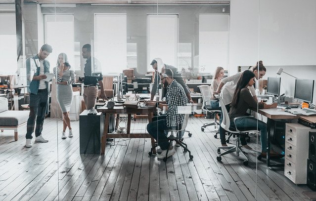 Απολύσεις-με-επίκληση-στο-ai,-ένα-«εύκολο-άλλοθι»-–-Από-πίσω-κρύβονται-άλλοι-παράγοντες-εταιρικών-αναδιαρθρώσεων