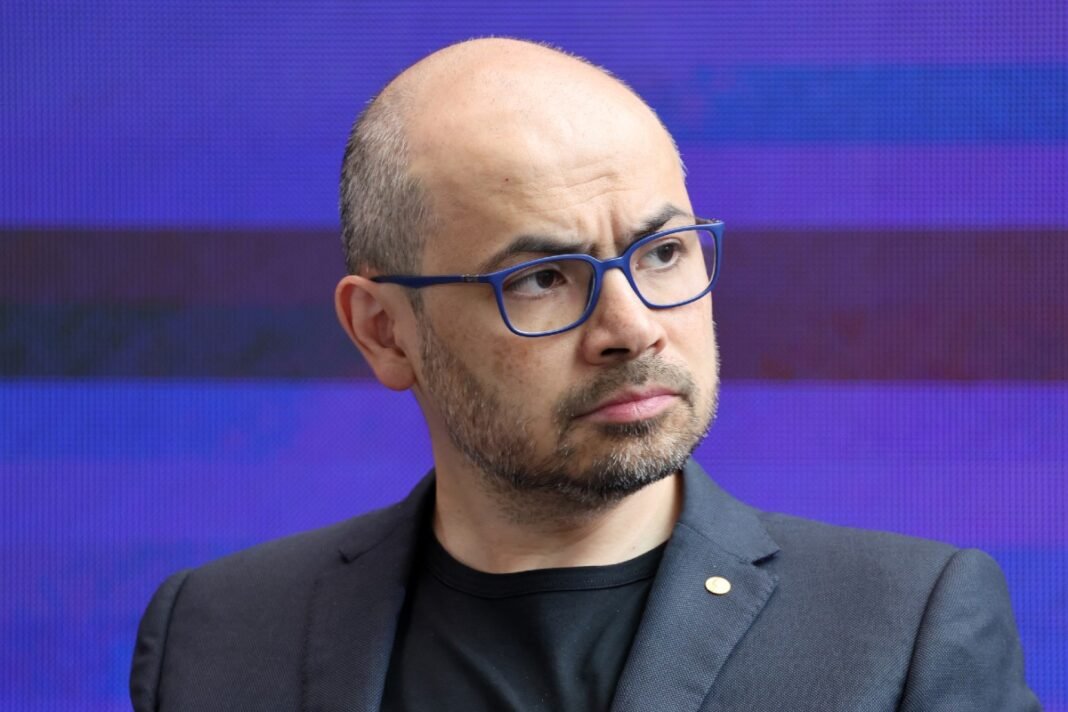 Ο-Ντέμης-Χασάμπης-προειδοποιεί-για-«φούσκες»-στις-αποτιμήσεις-των-ai-startups-–-Έρχεται-διόρθωση