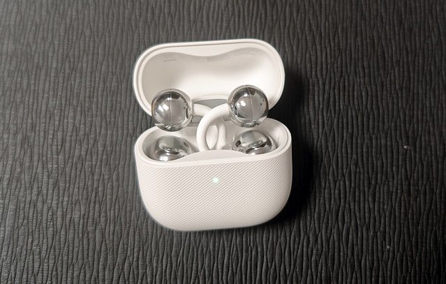 Όταν-τα-ακουστικά-μοιάζουν-με-κόσμημα-που-δεν-βγάζεις-ποτέ-–-Ένα-ΣΚ-με-τα-huawei-freeclip-2