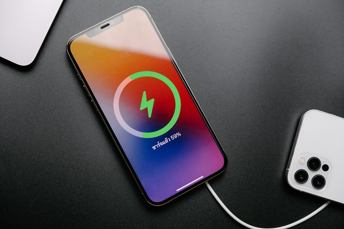 Η Apple προειδοποιεί: Γιατί δεν πρέπει να φορτίζεις το iPhone στο 100%