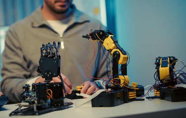 Παγκόσμια-πρωτιά:-Ρομπότ-με-εγκέφαλο-κβαντικού-υπολογιστή-σχεδιάζει-διαδρομές-και-αποφεύγει-εμπόδια-σε-πραγματικό-χρόνο