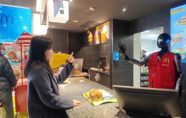 Ανθρωποειδή-ρομπότ-αλλάζουν-την-εμπειρία-του-fast-food-στην-Κίνα