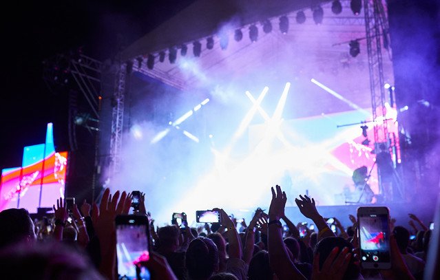 Τεχνητή-νοημοσύνη-και-μουσική-βιομηχανία:-Τι-αλλάζει-σήμερα-σε-δικαιώματα,-έσοδα-και-δημιουργία