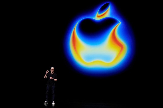 Τέλος-εποχής-στην-apple:-Ο-Τιμ-Κουκ-παραδίδει-τη-σκυτάλη-της-ηγεσίας-–-Ποιος-αναλαμβάνει-τα-ηνία