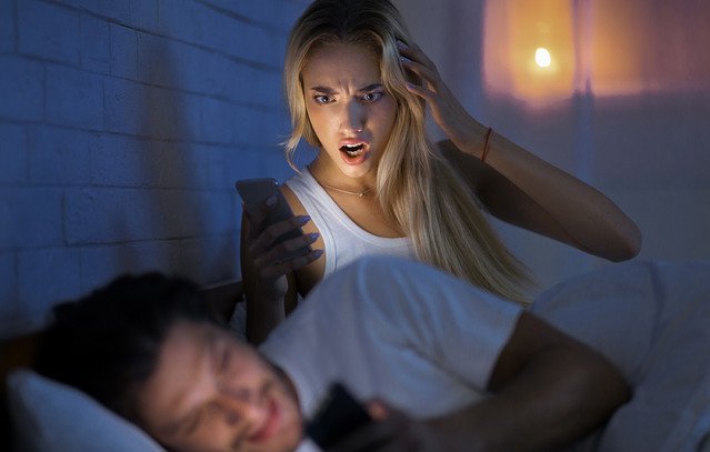 Αν-ο-σύντροφός-σου-έχει-ξαφνικά-αυτές-τις-εφαρμογές-στο-κινητό-του,-ίσως-σου-κρύβει-κάτι-σκοτεινό-–-Δες-πώς-να-το-καταλάβεις-και-πώς-να-τον-πιάσεις-στα-πράσα…