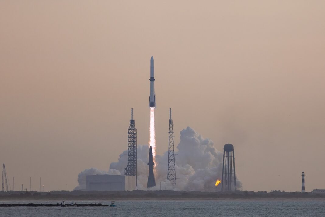 Ιστορική-εκτόξευση-για-τη-spacex:-Σε-τροχιά-ο-πρώτος-εμπορικός-δορυφόρος-με-πυρηνική-ενέργεια