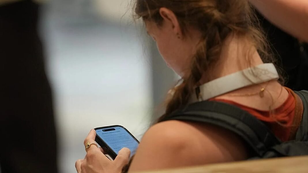 Η-Βρετανία-προωθεί-προαιρετική-νυχτερινή-παύση-social-media-εφήβων