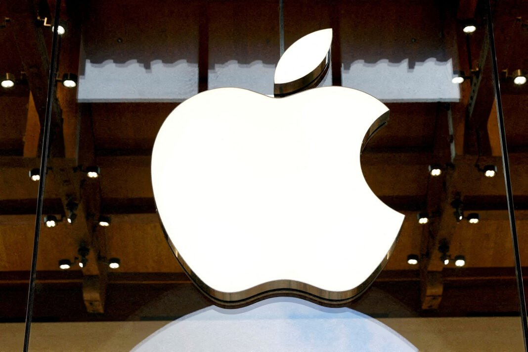 apple:-Σε-ιστορικό-υψηλό-η-μετοχή-της-εν-μέσω-αλλαγής-φρουράς-και-νέου-ceo