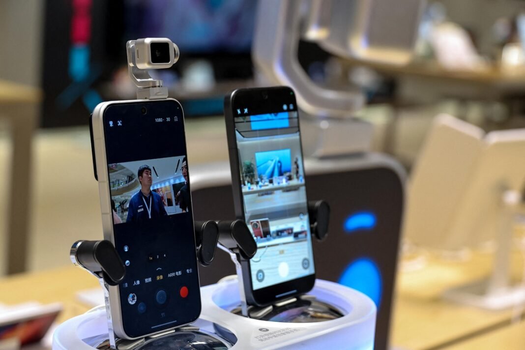 Ένα-smartphone-διαφορετικό-από-όλα-τα-άλλα-–-Το-android-κινητό-με-ρομποτικό-βραχίονα
