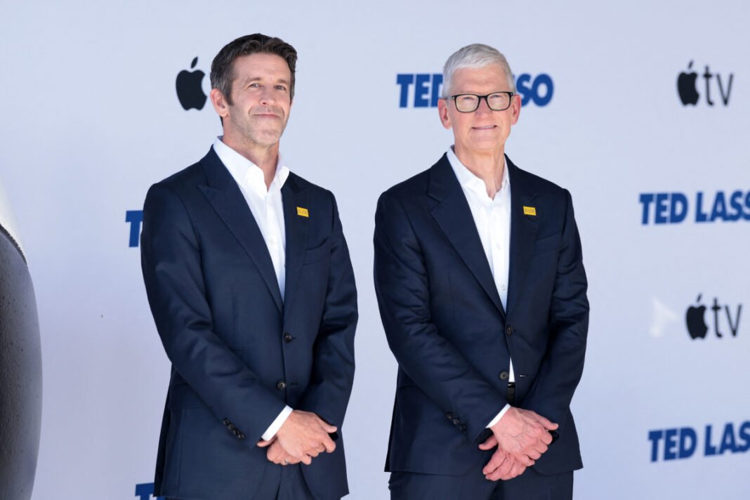 apple:-Ο-Τζον-Τέρνους-διαδέχεται-τον-Τιμ-Κουκ-–-Τα-μεγάλα-στοιχήματα-σε-ai,-Κίνα-και-iphone