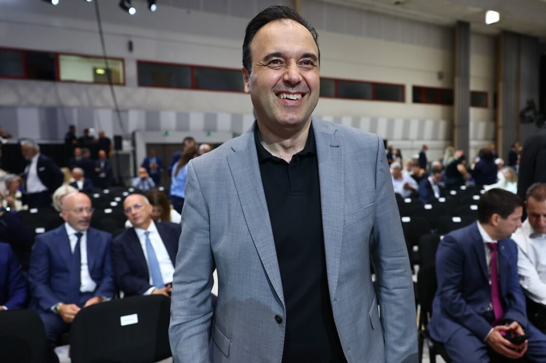 Παπαστεργίου-από-ΔΕΘ:-«Μπλόκο»-στα-social-media-για-τους-κάτω-των-15-ετών-–-Έρχεται-το-kids-wallet
