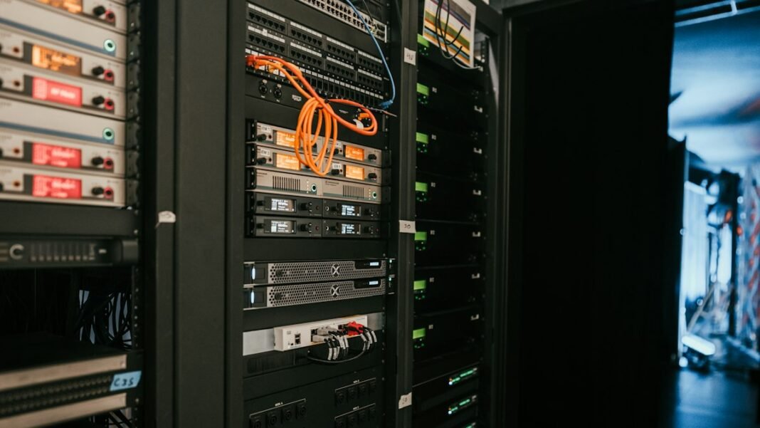 Συστοιχίες διακομιστών σε σύγχρονο data center για εφαρμογές τεχνητής νοημοσύνης