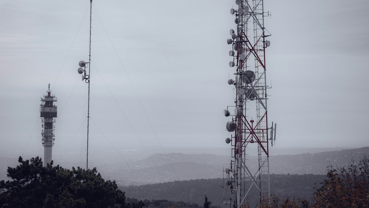 Δίκτυο κρίσιμων υποδομών και ενέργειας που υποστηρίζει τηλεπικοινωνίες, cloud και data centers