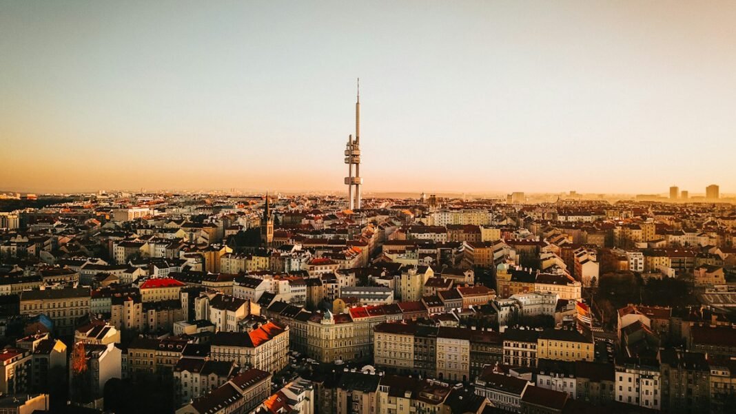 Europe telecom consolidation tower Τηλεπικοινωνιακός πύργος σε ευρωπαϊκή πόλη – η ενοποίηση των δικτύων αλλάζει τον χάρτη της αγοράς