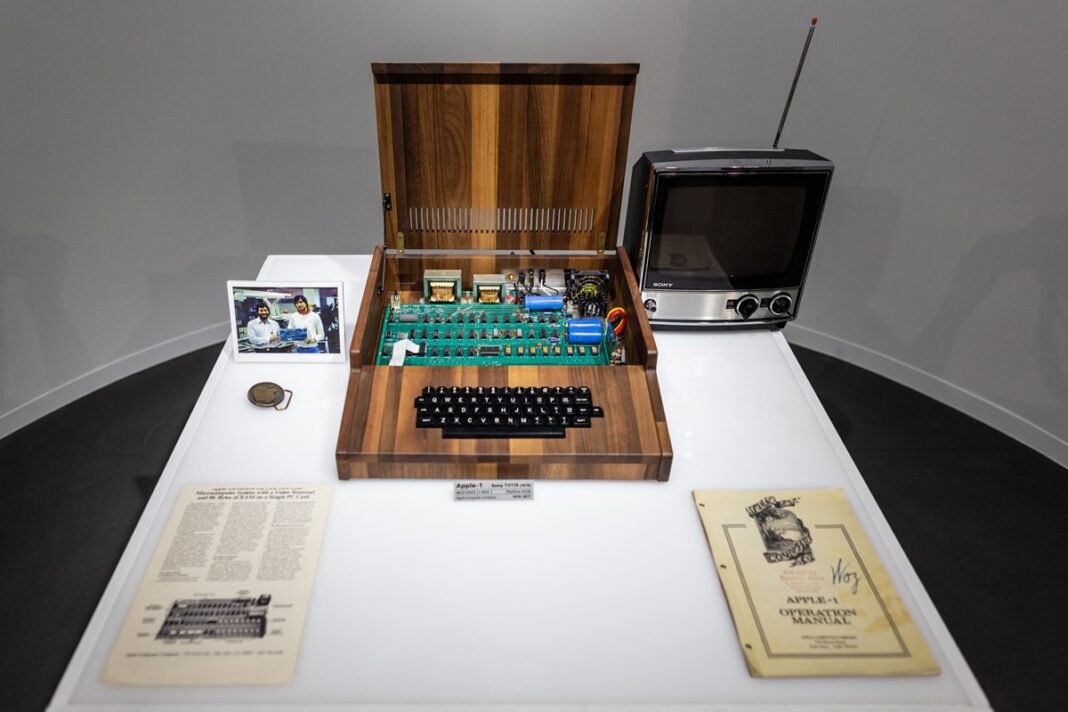 Σε-δημοπρασία-σπάνιος-apple-1-με-επιστολή-του-Στιβ-Τζομπς-–-Έως-800.000-δολάρια-η-αξία-του
