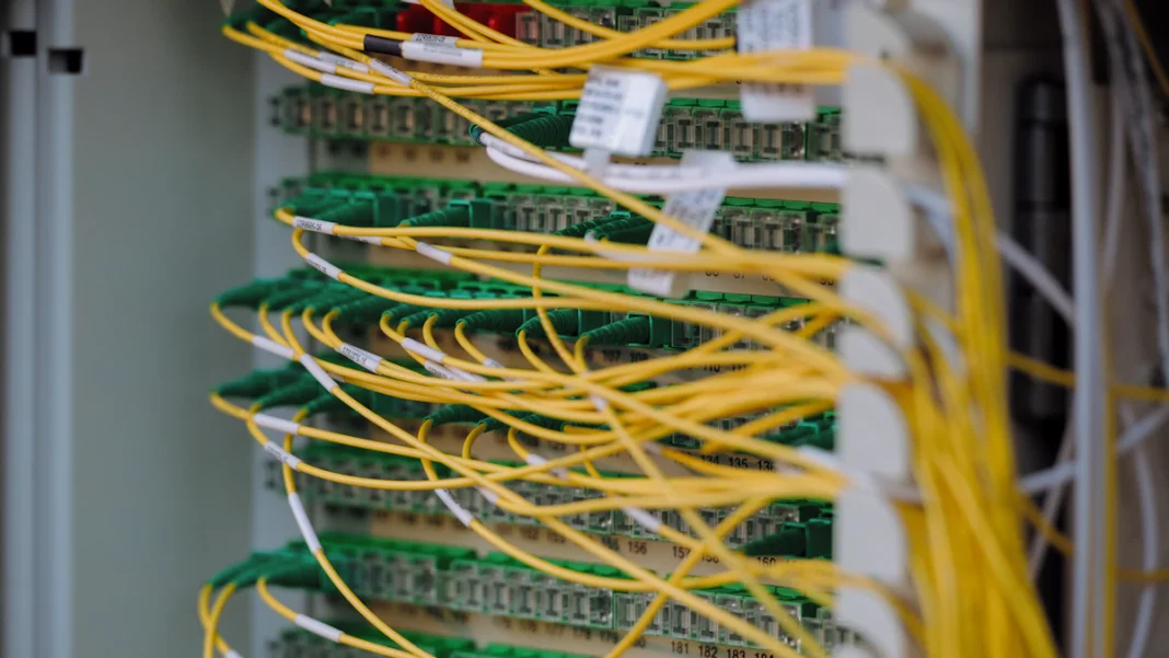 ai-optical-networks Δέσμη οπτικών ινών που μεταφέρει δεδομένα μεταξύ υποδομών τεχνητής νοημοσύνης